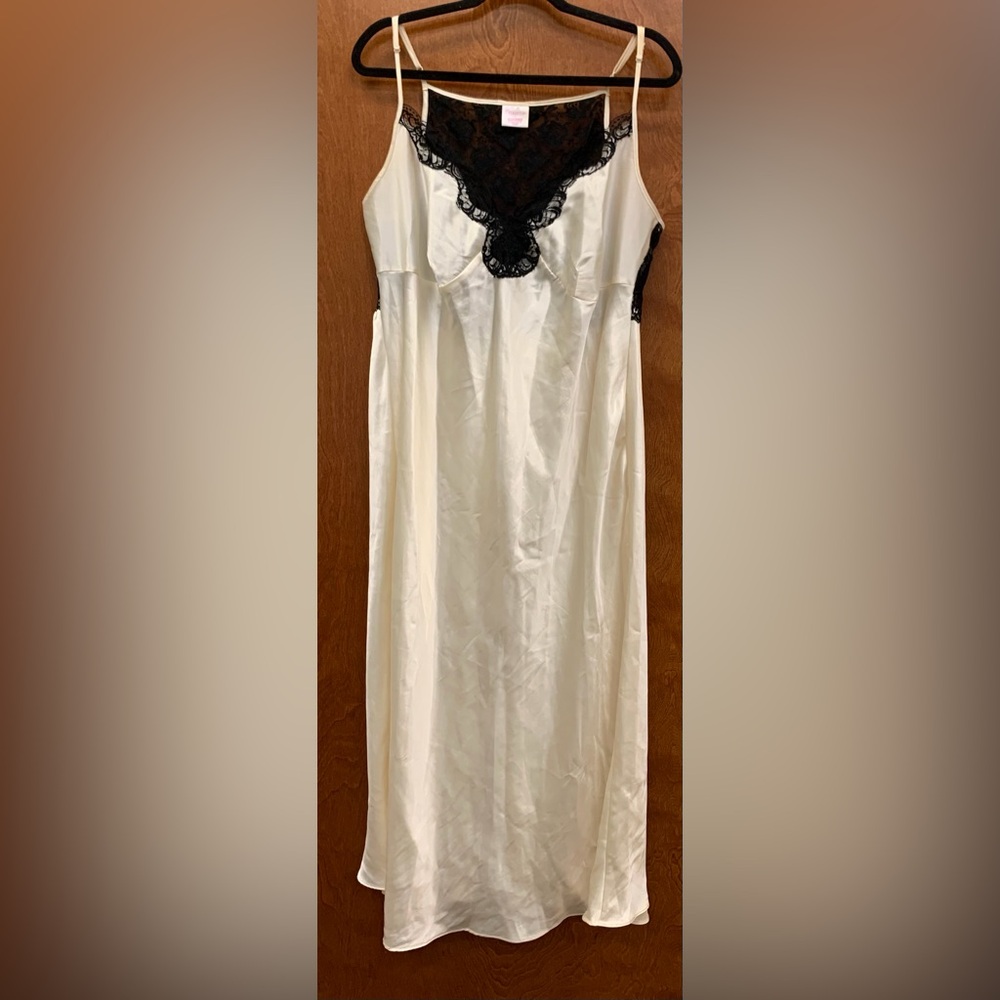 Vintage Enchanting lace & satin long nightgown black & cream white size 1X